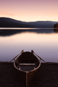 Ruderboot am Schluchsee bei Sonnenuntergang, Schwarzwald, Baden-Württemberg, Deutschland Ruderboot am Schluchsee bei Sonnenuntergang, Schwarzwald, Baden-Württemberg, Deutschland